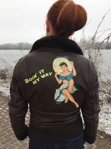 40er Jahre Pin-up gemalt auf Damenlederjacke mit Schriftzug