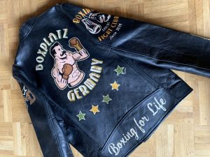 Lassen Sie sich Ihre Bikerjacke bemalen mit Ihrem Firmenlogo, einem individuellen Motiv oder der Story Ihres Lebens