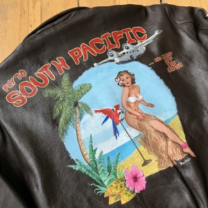 Nose-Art Pin-up Stil bemalte Lederjacke/Fliegerjacke eines Piloten