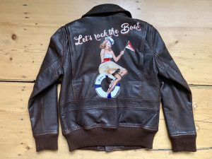 Passend zum eigenen Boot und Vereinsflagge die bemalte Lederjacke in maritimen Vintage-Stil