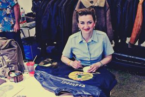 The Rocka's Flight Jacket Artist life painting at Kustom Kulture Forever Festival. Life Bemalung Fliegerjacke.